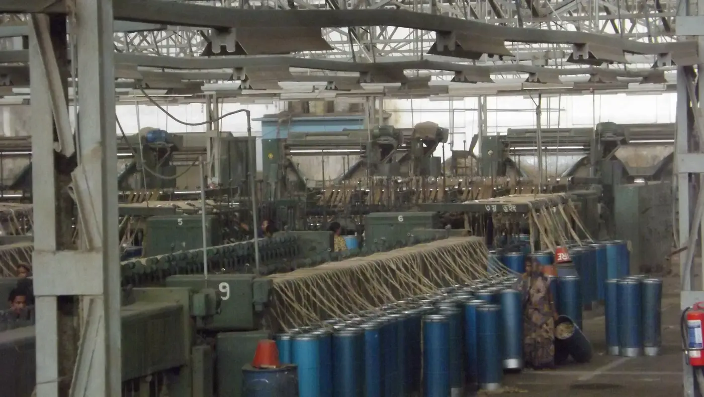 Spinning frames with roving cans feeding the drawing line